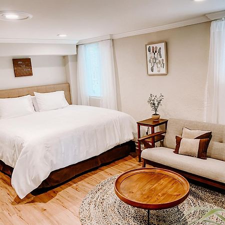 Stanley House Inn Marietta Room photo