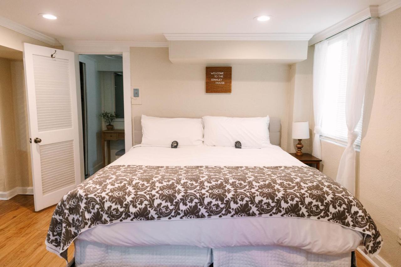 Stanley House Inn Marietta Room photo
