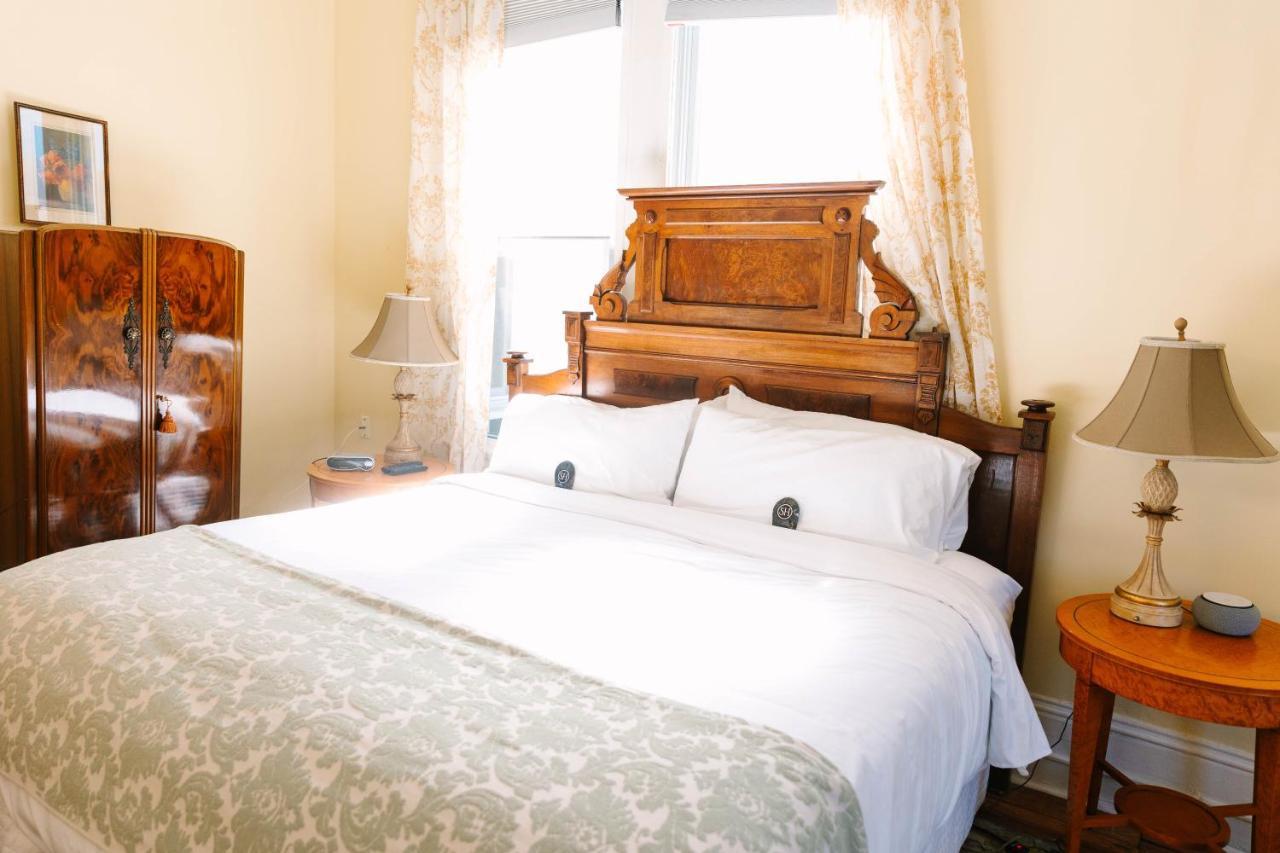 Stanley House Inn Marietta Room photo