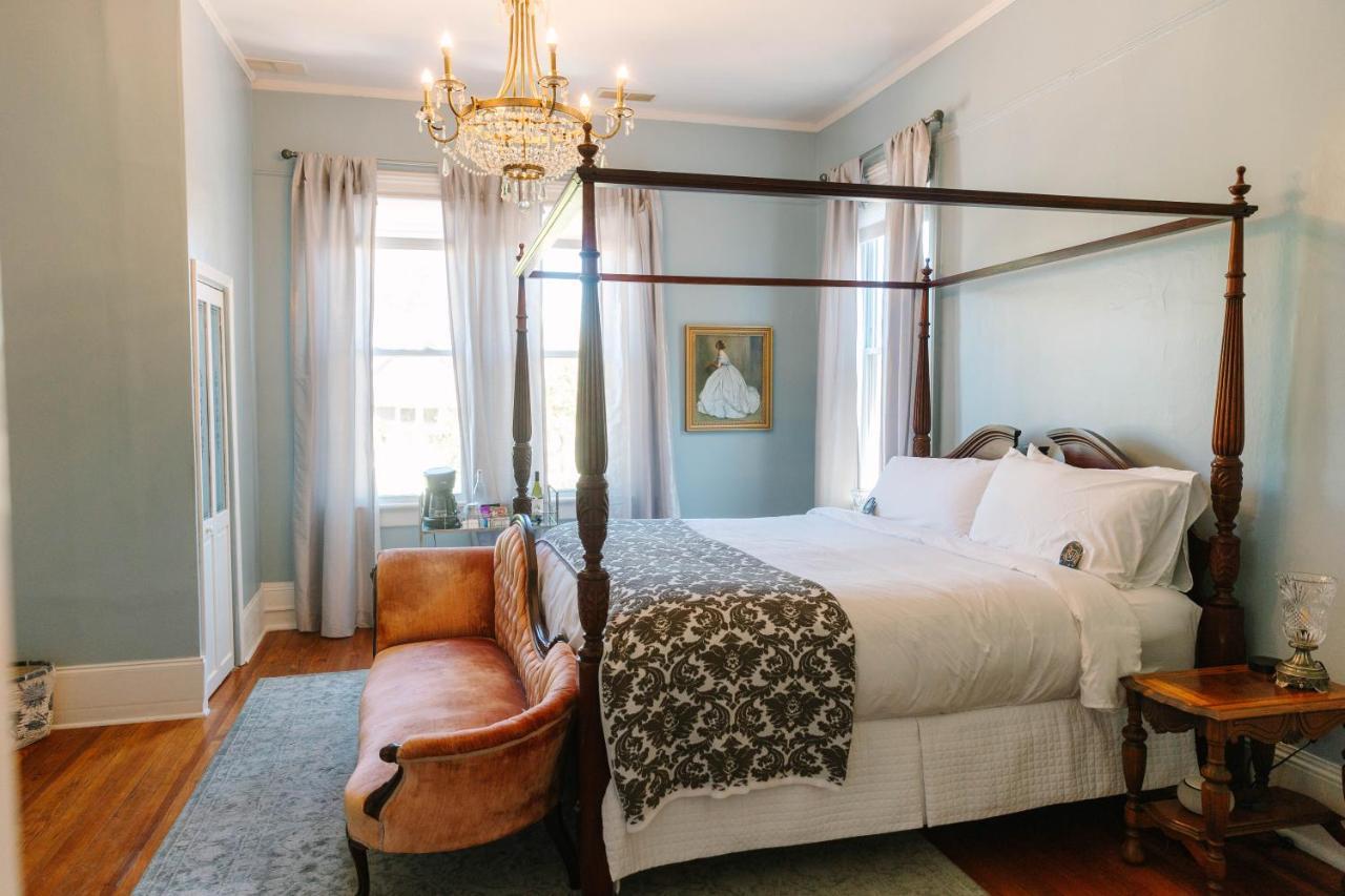 Stanley House Inn Marietta Room photo