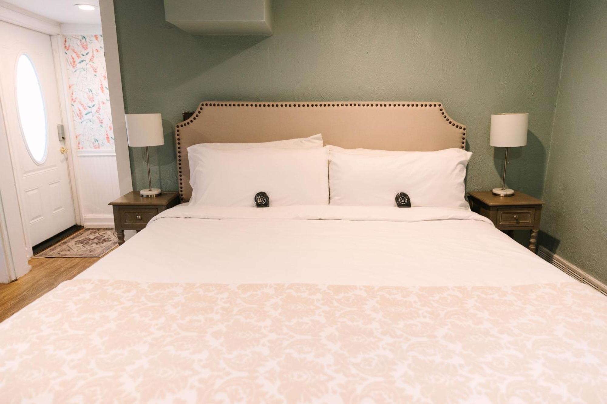 Stanley House Inn Marietta Room photo