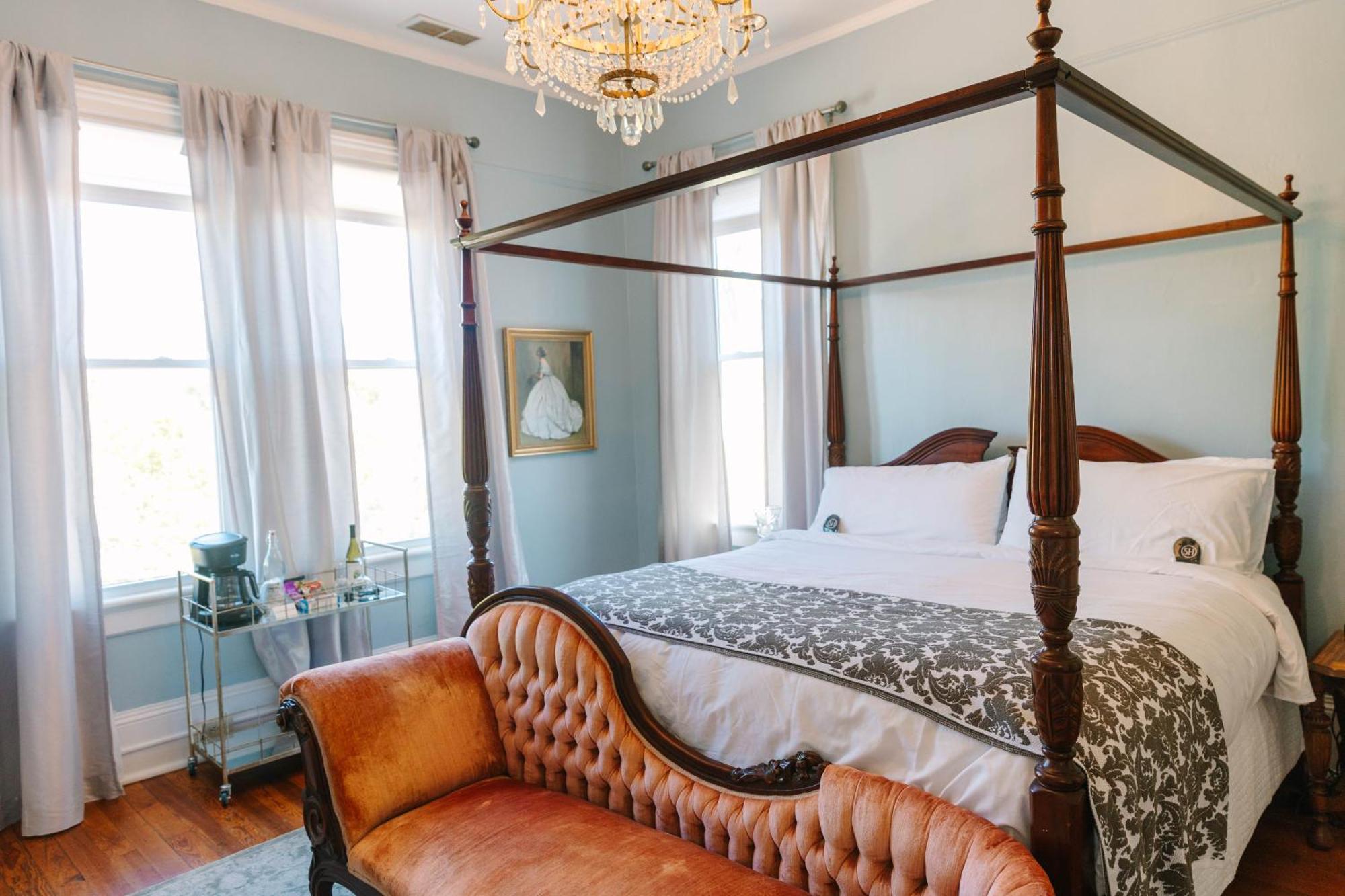 Stanley House Inn Marietta Room photo