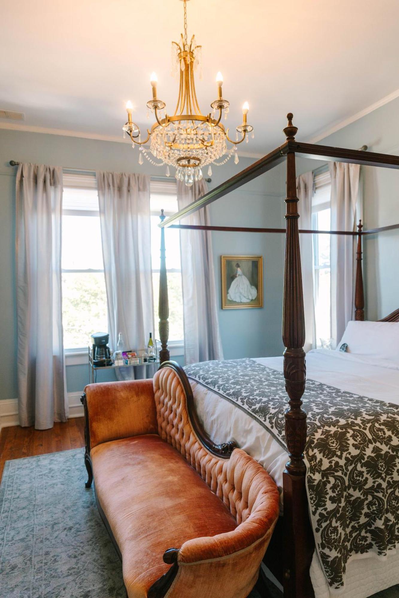 Stanley House Inn Marietta Room photo