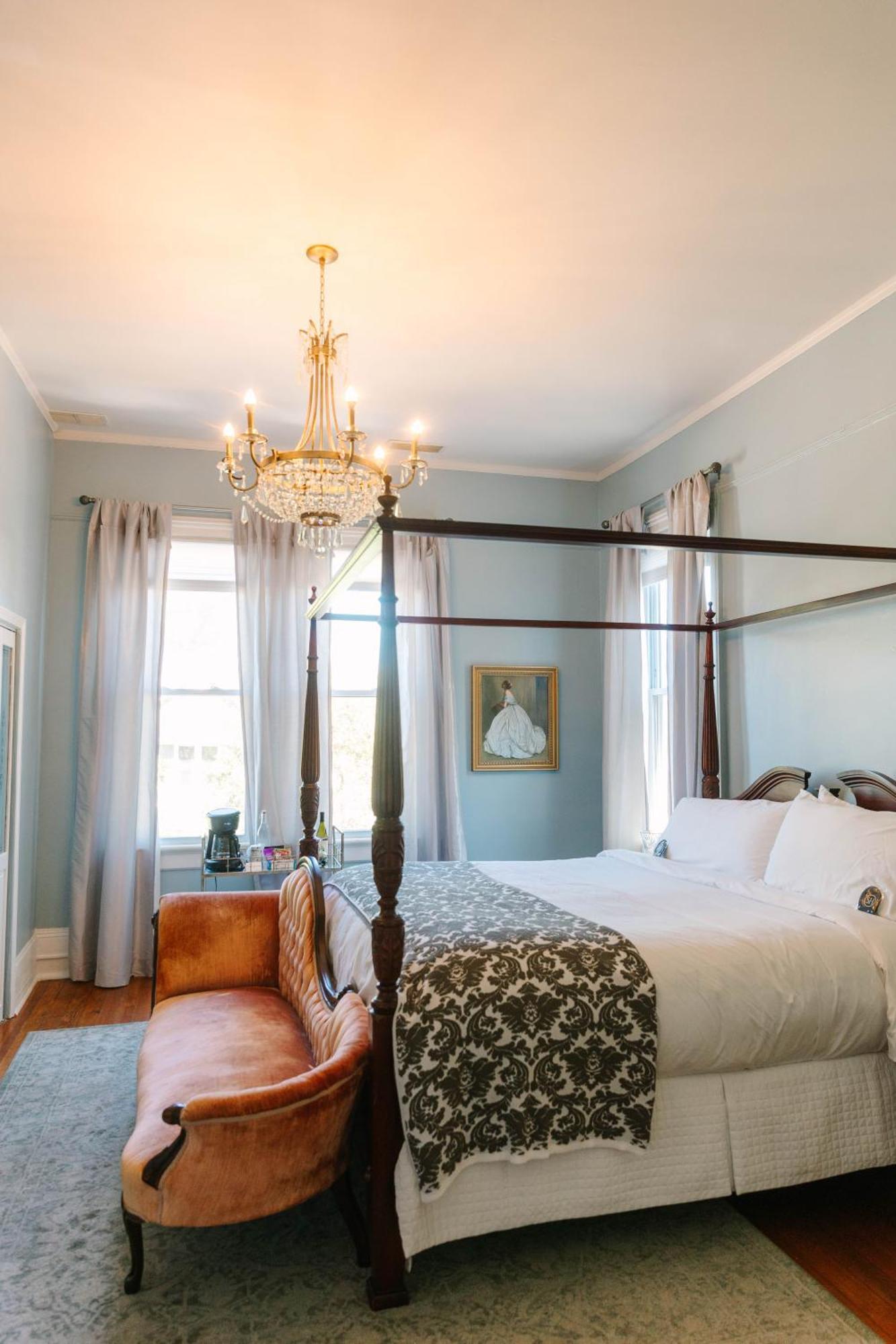 Stanley House Inn Marietta Room photo