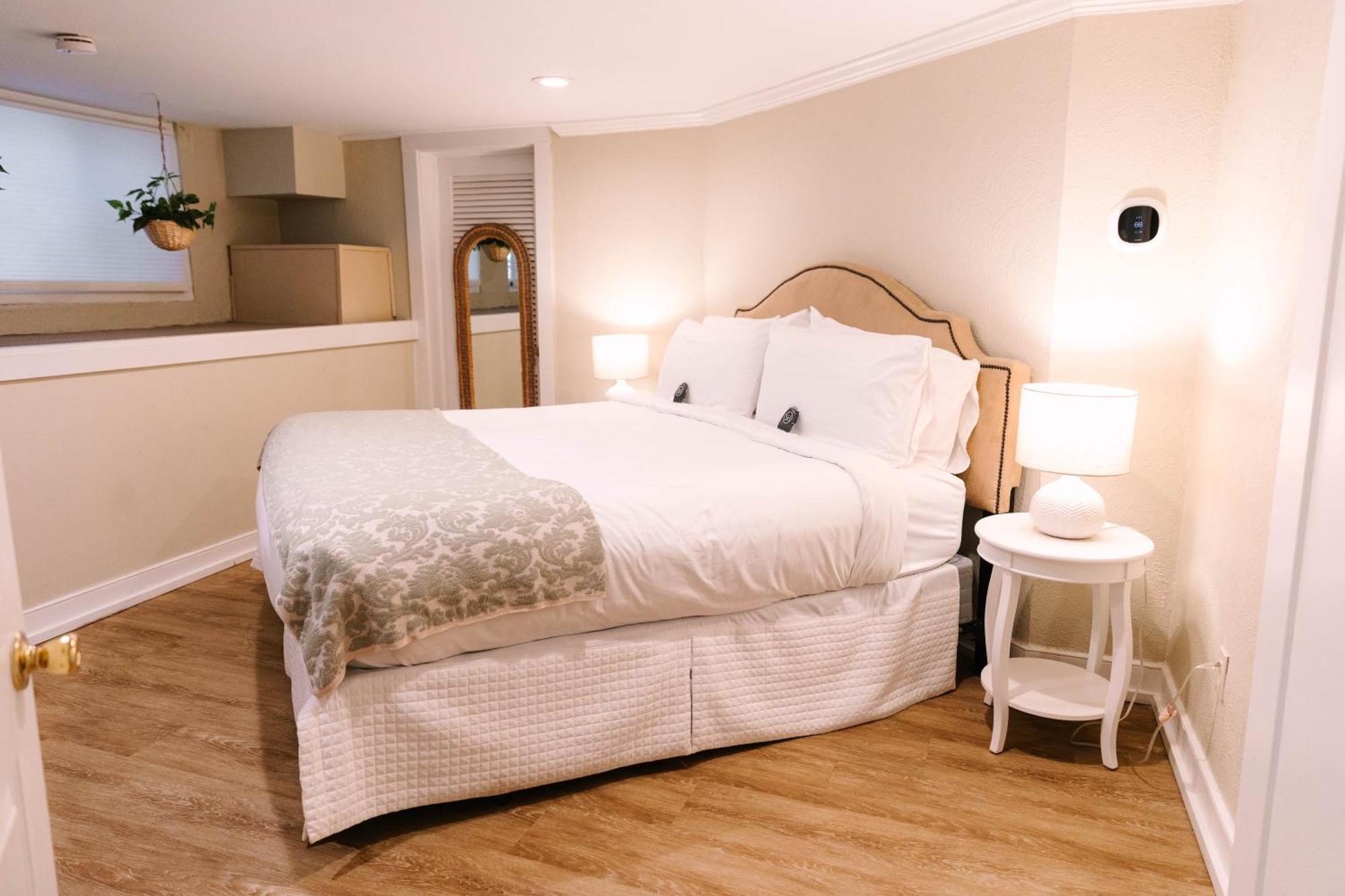 Stanley House Inn Marietta Room photo