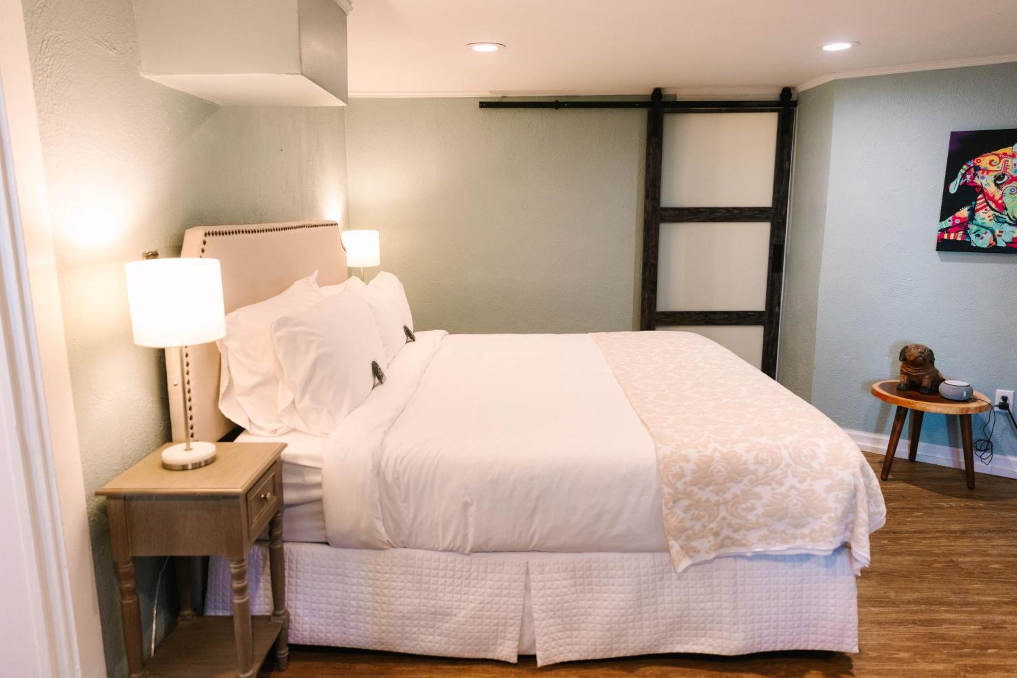 Stanley House Inn Marietta Room photo