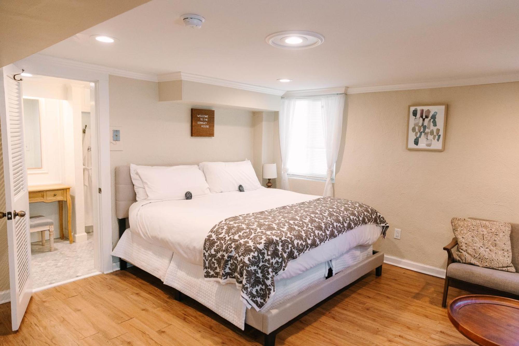 Stanley House Inn Marietta Room photo