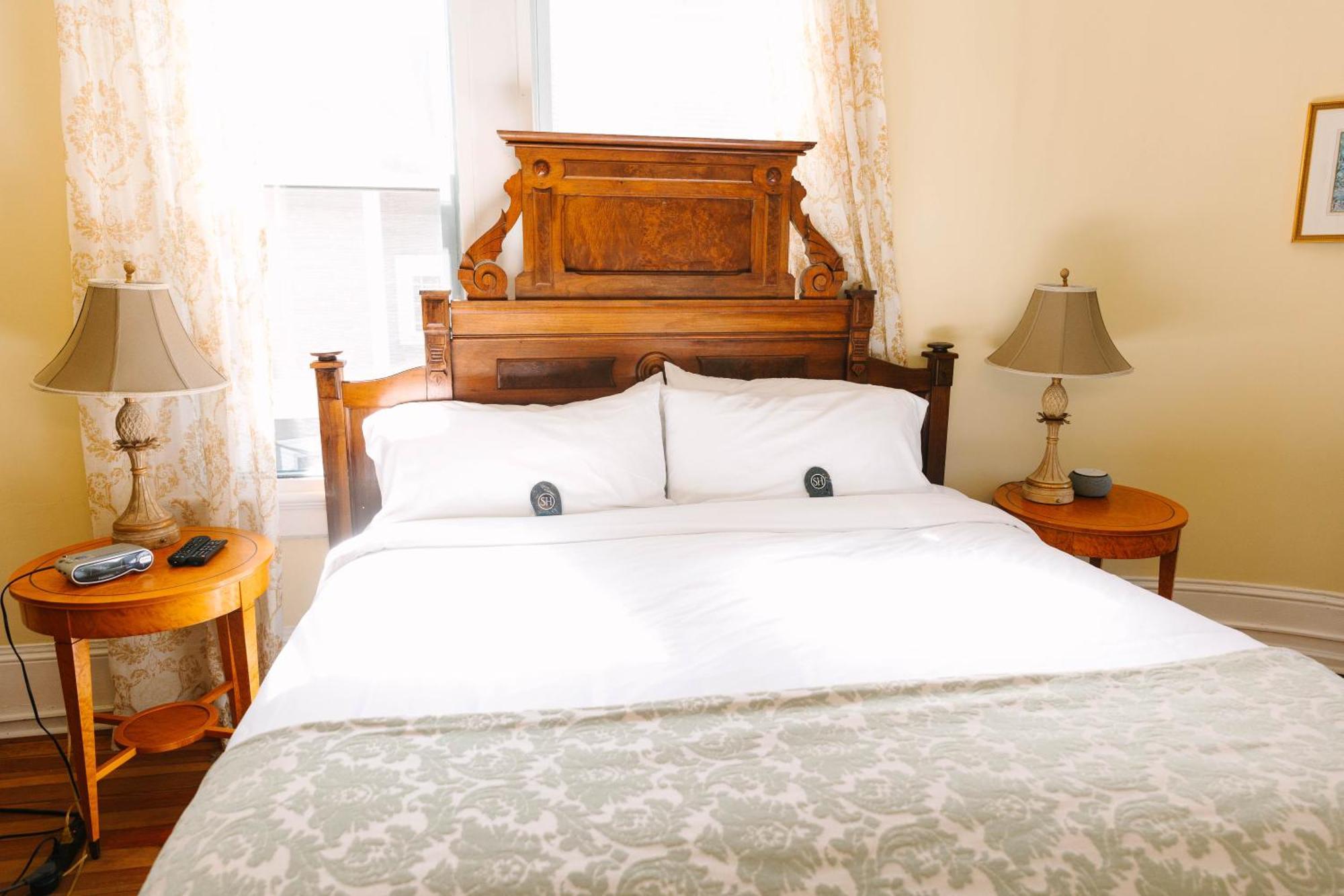 Stanley House Inn Marietta Room photo