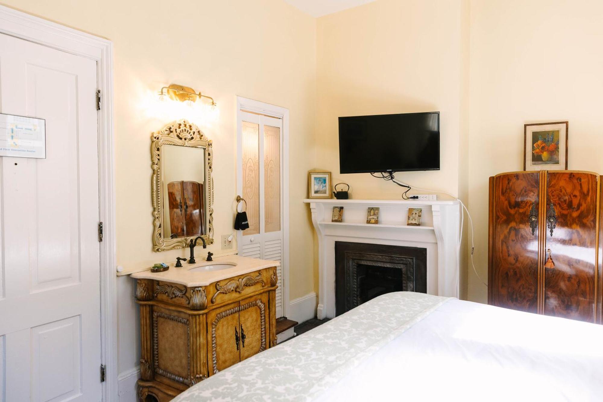 Stanley House Inn Marietta Room photo