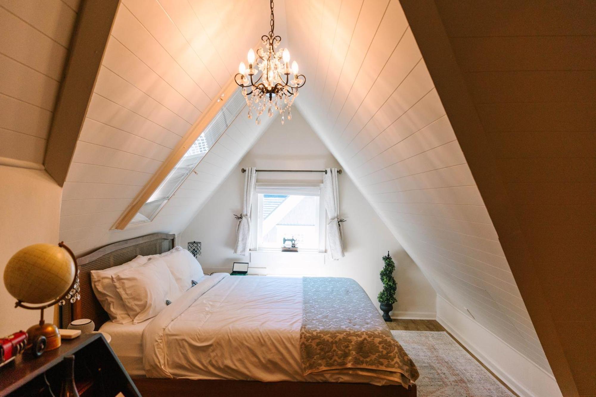 Stanley House Inn Marietta Room photo