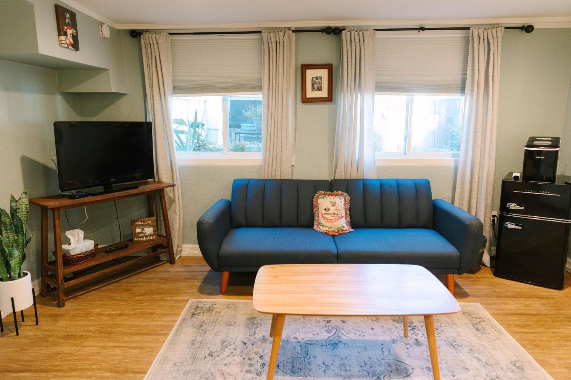 Stanley House Inn Marietta Room photo