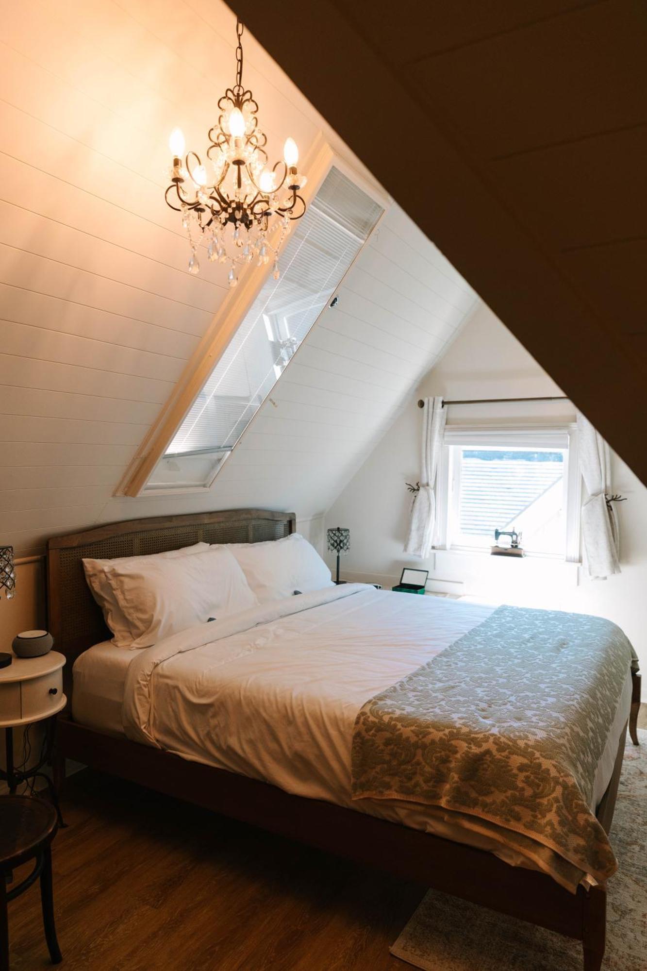 Stanley House Inn Marietta Room photo