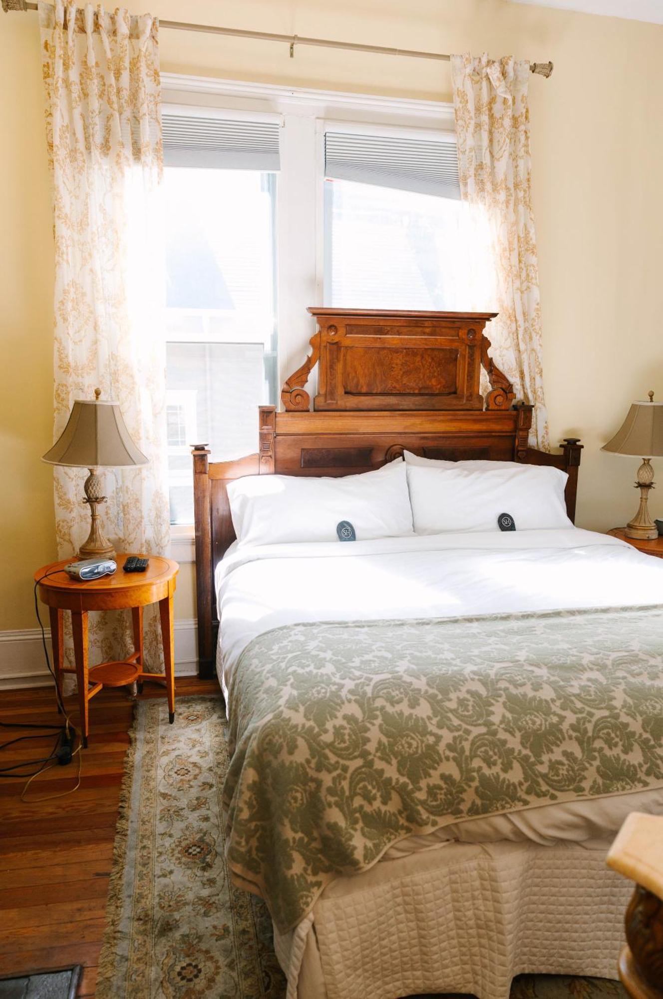Stanley House Inn Marietta Room photo