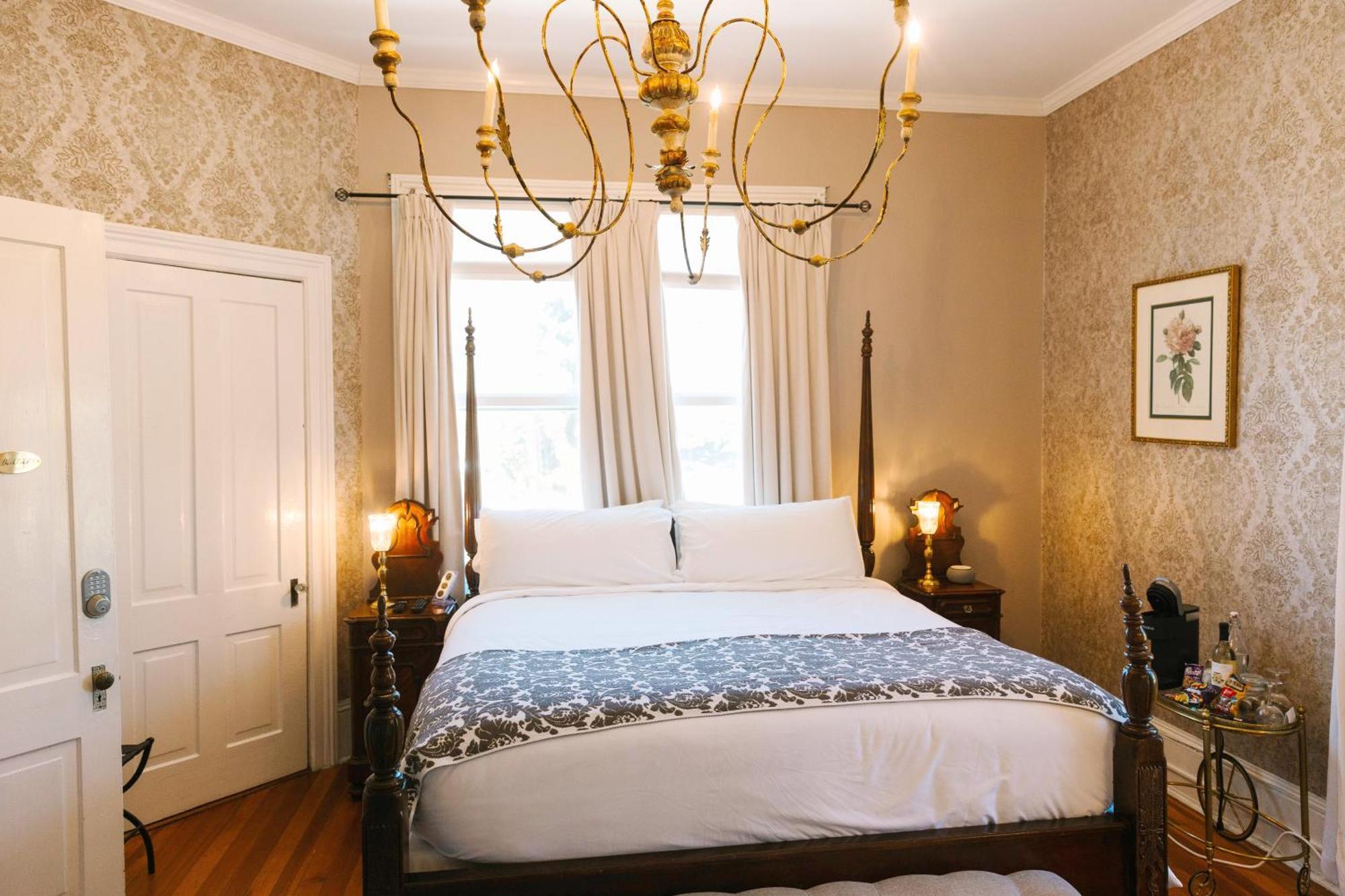 Stanley House Inn Marietta Room photo