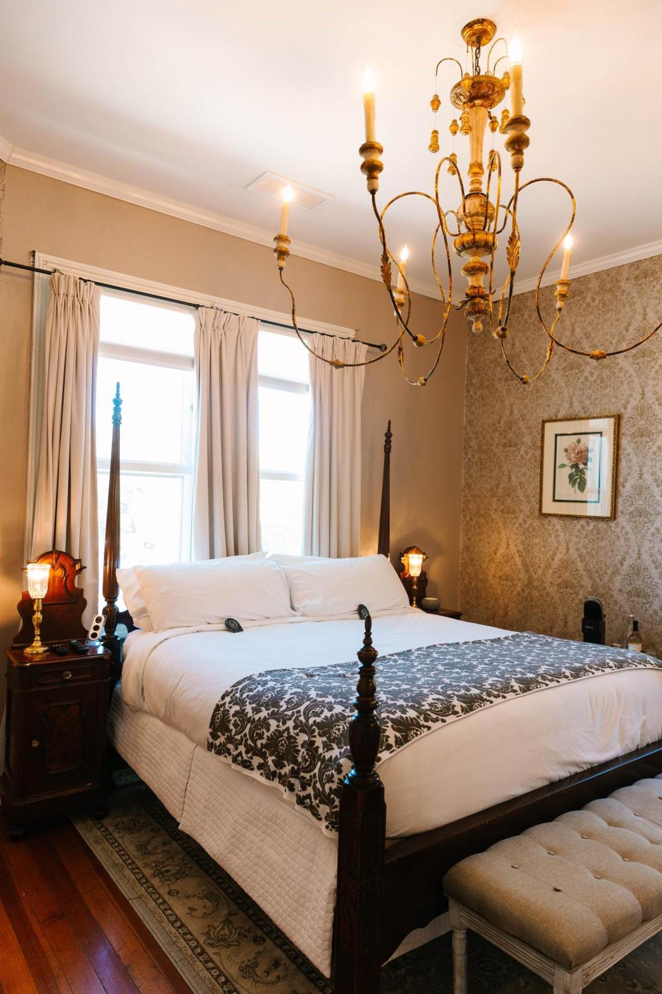 Stanley House Inn Marietta Room photo