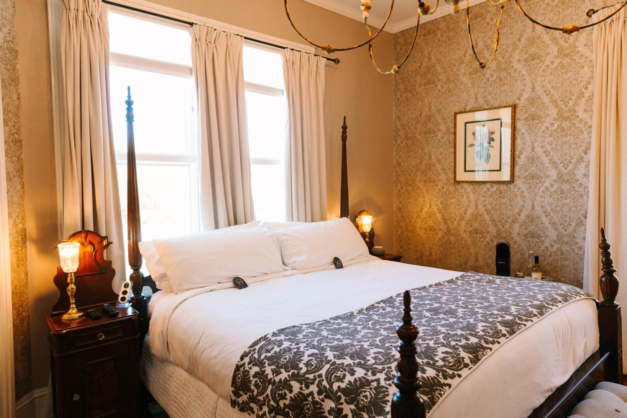 Stanley House Inn Marietta Room photo