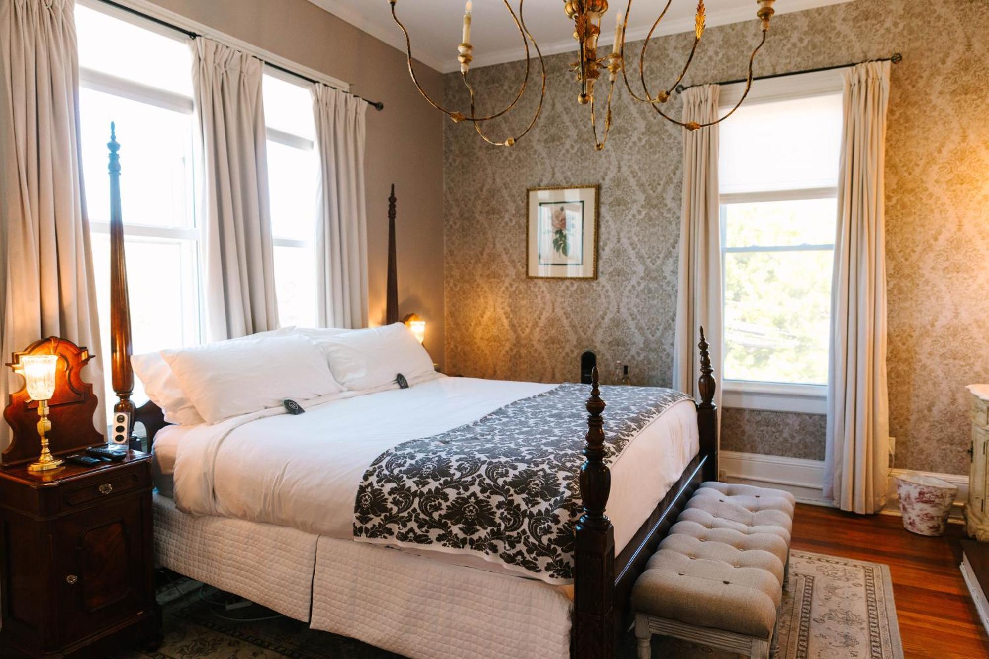 Stanley House Inn Marietta Room photo