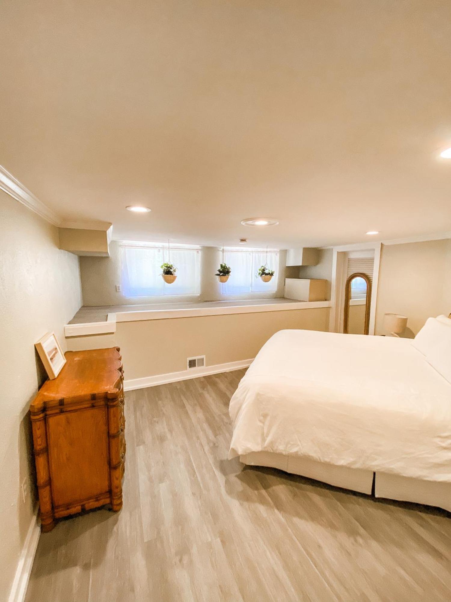 Stanley House Inn Marietta Room photo