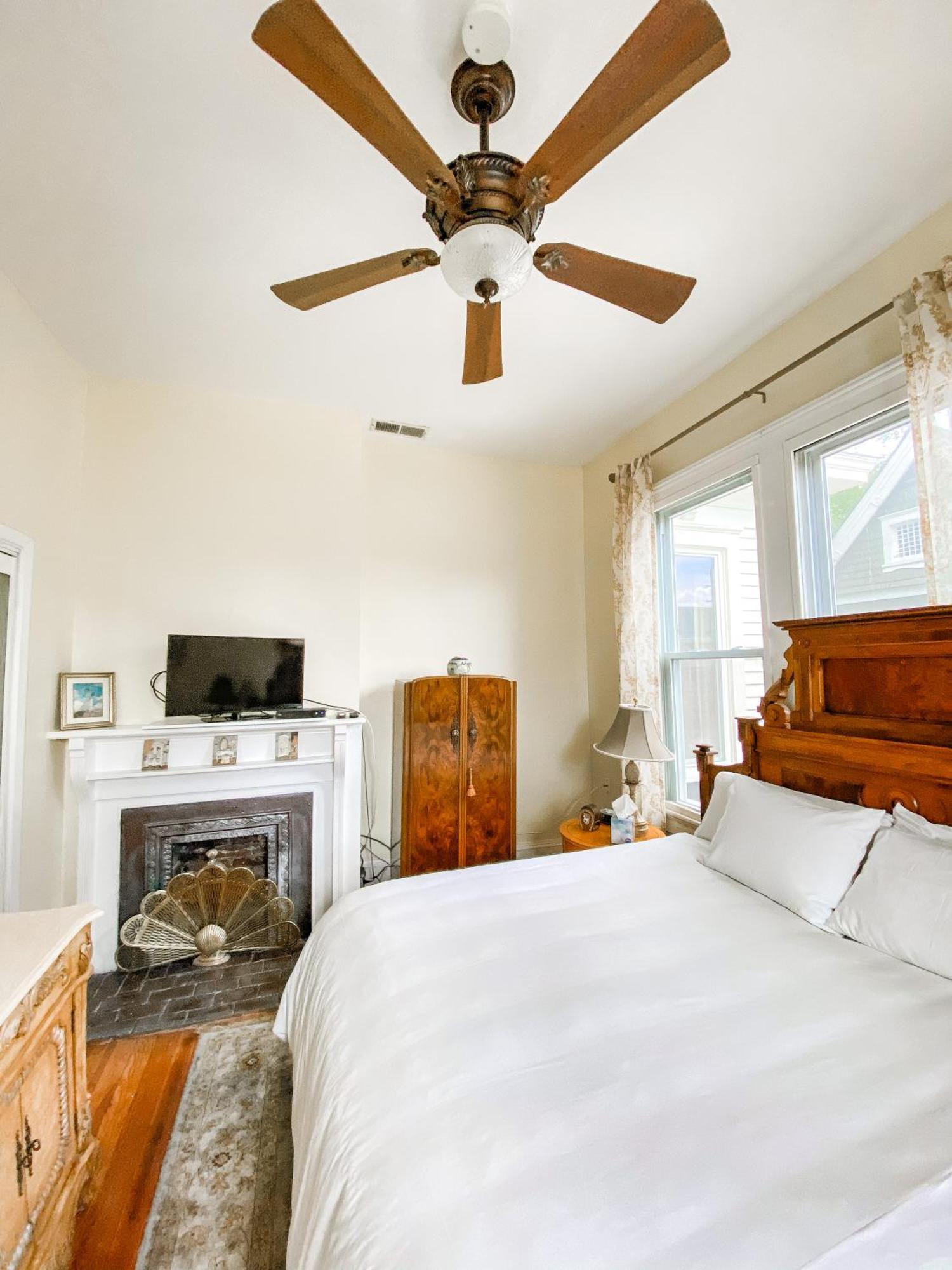 Stanley House Inn Marietta Room photo