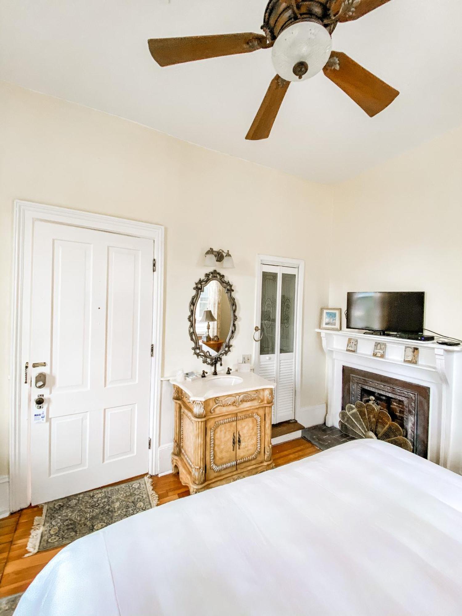 Stanley House Inn Marietta Room photo