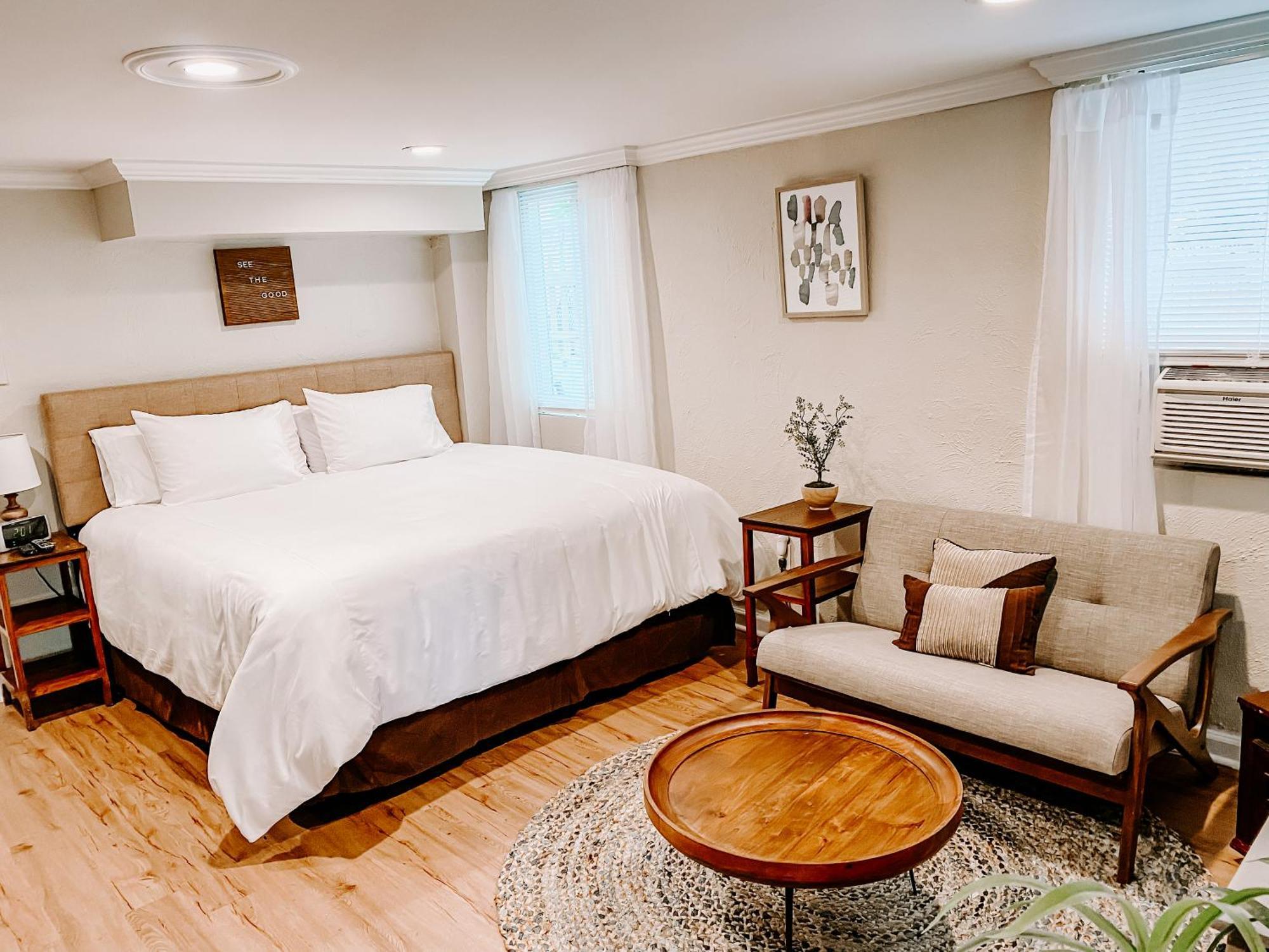 Stanley House Inn Marietta Room photo