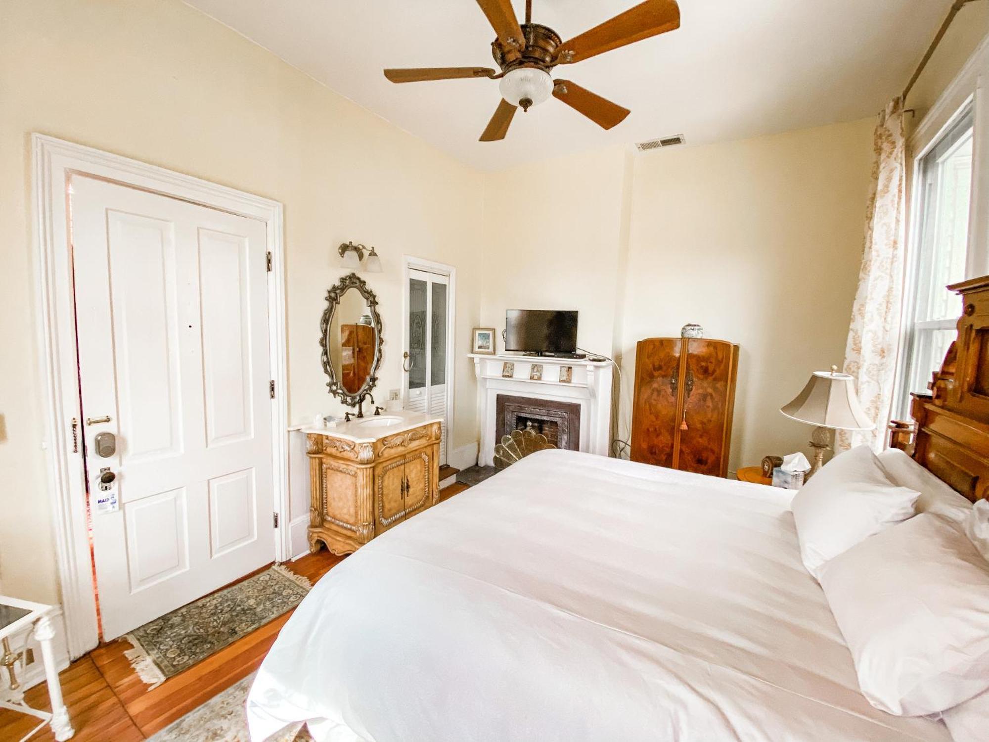 Stanley House Inn Marietta Room photo
