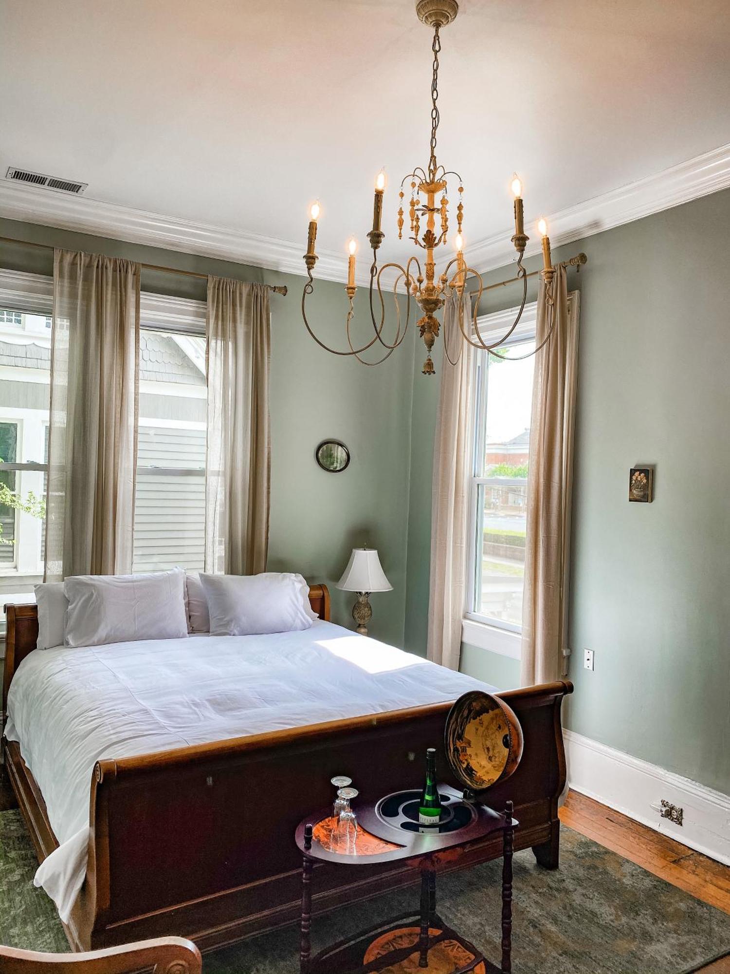 Stanley House Inn Marietta Room photo